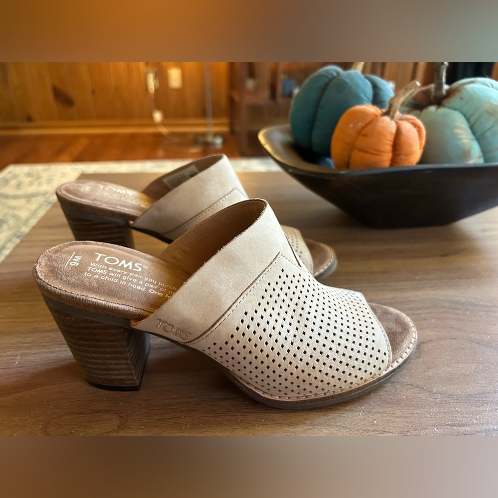 TOMS women’s sz 6 Majorca Mule sandals,sandstorm nubeck, versatile, new w/o box - Picture 2 of 10
